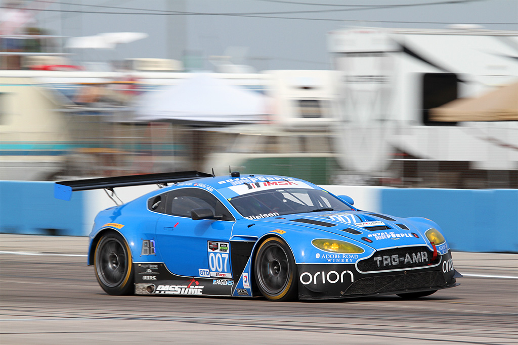 Den flotte Azurblå Aston Martin V12 Vantage som Christina stiller til start i ved Aston Martin Racing Festival på Le Mans
(Foto: Jan Kaiser)